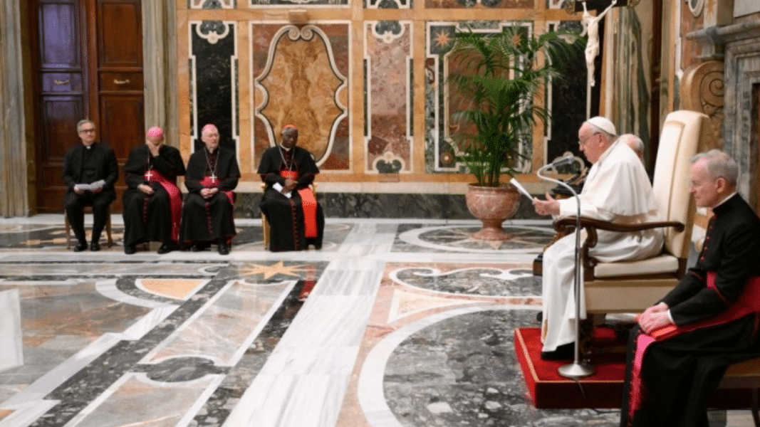 Francisco denuncia que «a los no nacidos con discapacidad se les aborta y a los ancianos se les da la eutanasia»