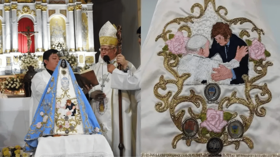¿Polémica? Un obispo argentino bendice el manto de la virgen con la imagen del Papa y Milei abrazándose