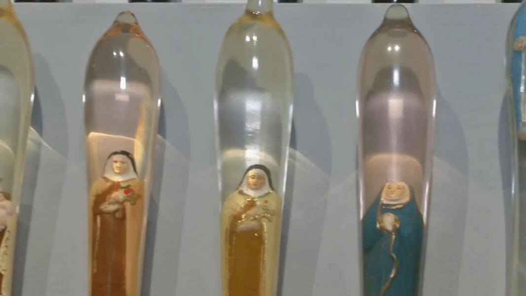 Polémica en Canarias por una exposición de preservativos con monjas y vírgenes en su interior
