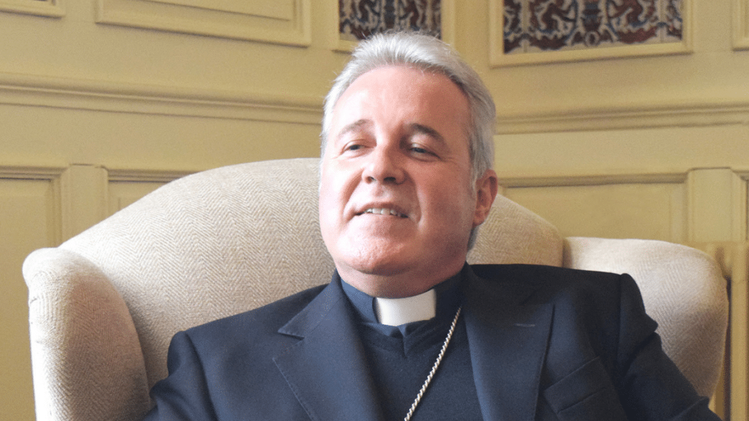 El arzobispo Iceta sale en defensa del celibato sacerdotal pero no se moja sobre el diaconado femenino