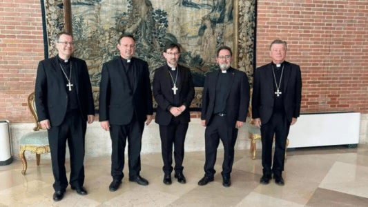 El cardenal José Cobo con sus obispos auxiliares