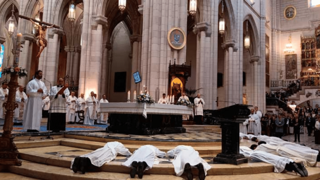 El cardenal Cobo ordena a once nuevos sacerdotes