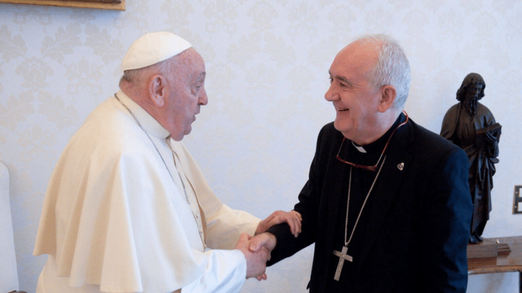 El Papa Francisco con Ángel Pérez Pueyo, obispo de Barbastro