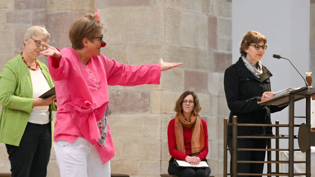 Mujeres alemanas reivindican el diaconado femenino haciendo el payaso en la catedral de Espira