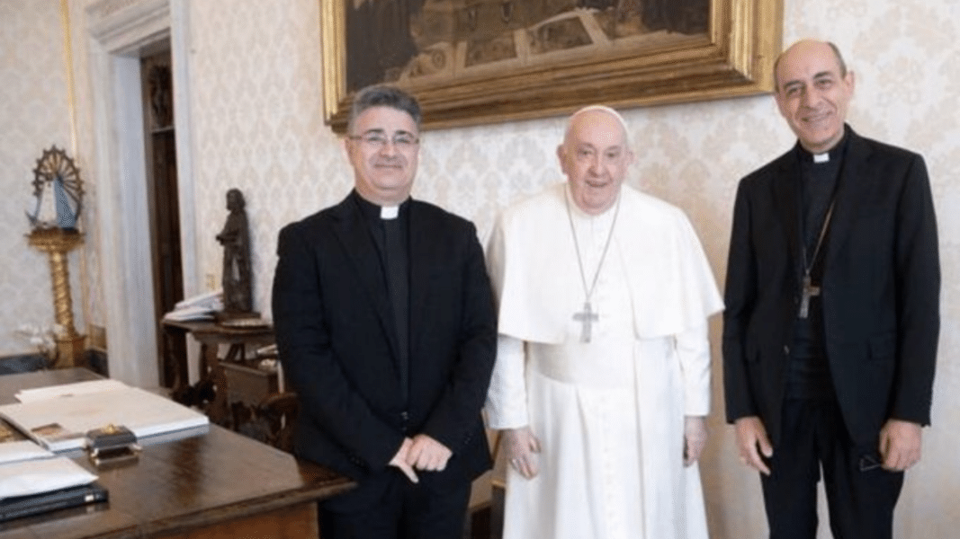 El Papa Francisco con Víctor Manuel Fernández y Armando Matteo