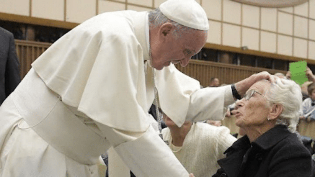 Mensaje del Papa para la jornada de los abuelos: «La contraposición entre las generaciones es un engaño»