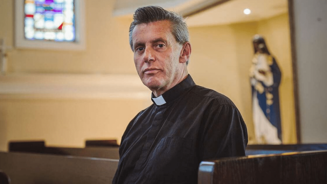 Un cura de Estados Unidos ‘sale del armario’ y confiesa que tuvo novio durante once años antes de ser ordenado