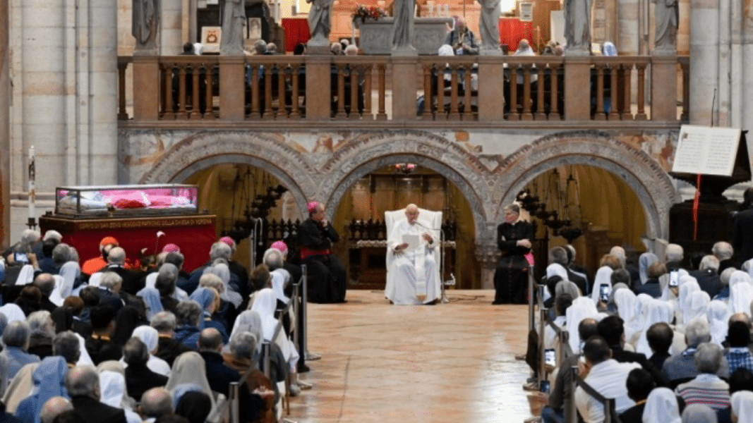 El Papa pide a los sacerdotes que «perdonen todo» y «no torturen a los penitentes»