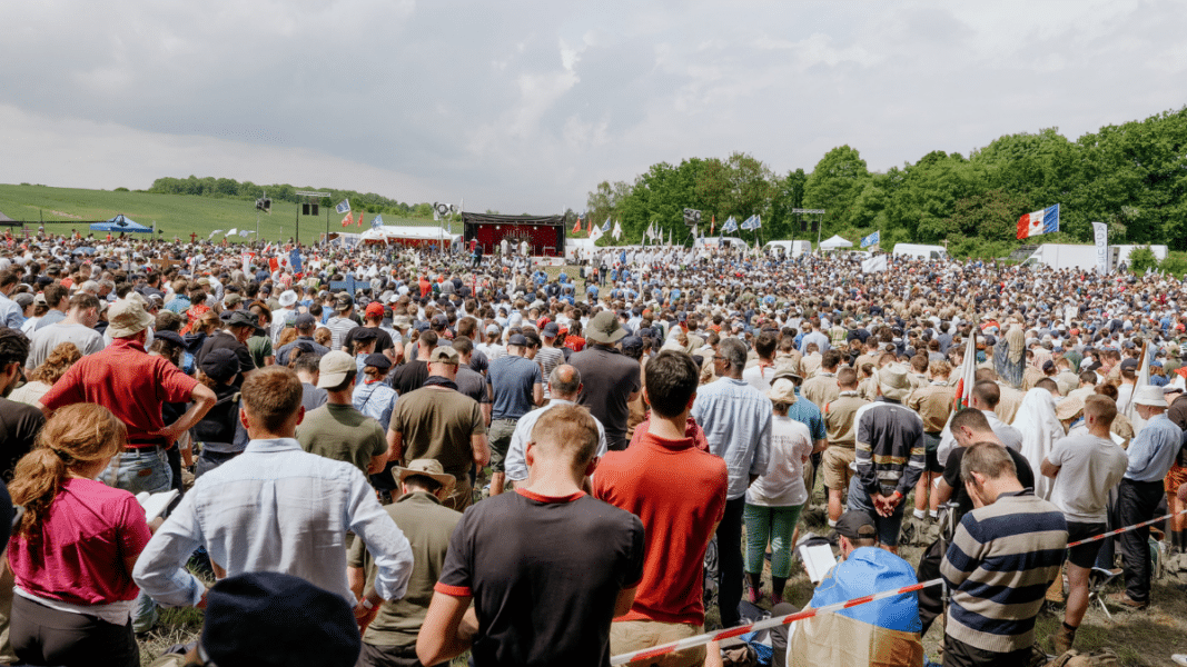 El cardenal Müller clausura la exitosa peregrinación a Chartres: «La descristianización de Europa es el programa actual de quienes quieren robarle el alma»