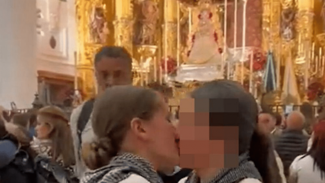 Una chica le pide ‘matrimonio’ a su novia en el Santuario del Rocío en Huelva