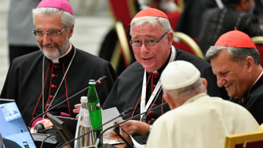El cardenal Holerich durante una de las sesiones del Sínodo de octubre del 2023 con el Papa Francisco, el cardenal Grech y el obispo Luis Marín