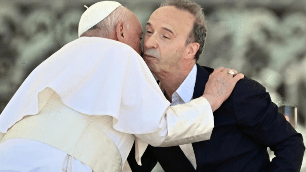 El cómico Benigni “prevé” una futura papisa delante del Papa