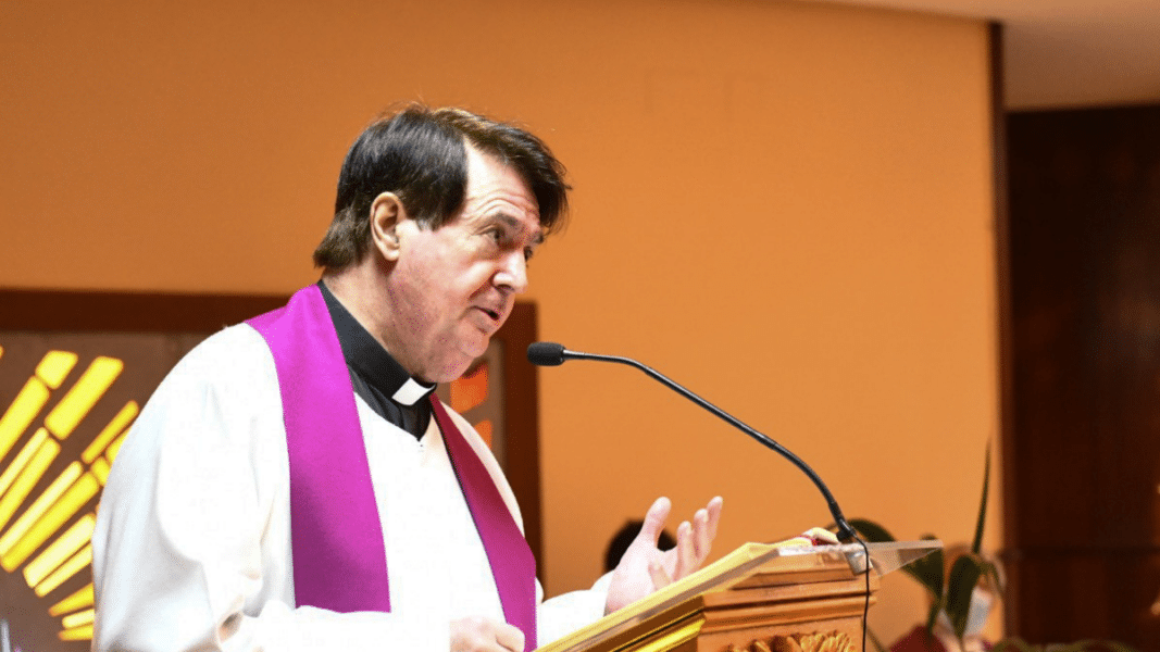 Los feligreses de una parroquia de Villafranca del Castillo se hartan de las extravagancias de su párroco, el confesor de Isabel Perón