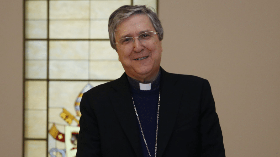El vicepresidente de la Conferencia Episcopal Italiana defiende que el Papa no es homófobo porque «ha permitido la bendición de parejas del mismo sexo»