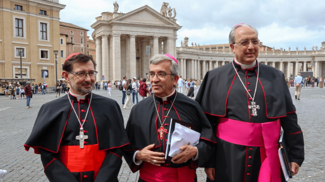 La reforma de los seminarios y el plan de reparación a las víctimas de abusos centra la conversación del Papa con la cúpula de la CEE