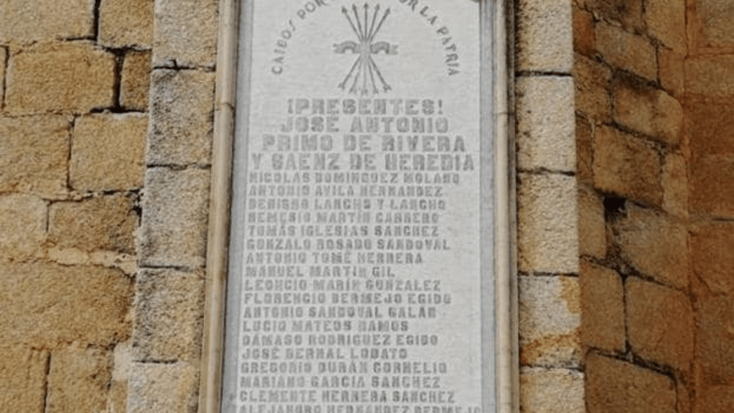 Destrozan y retiran una placa a los caídos «por Dios y por la Patria» en una iglesia de un pueblo de Cáceres con el beneplácito del cura