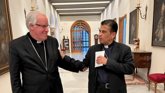 El arzobispo de Sevilla, José Ángel Saiz Meneses con el obispo Rolando Álvarez