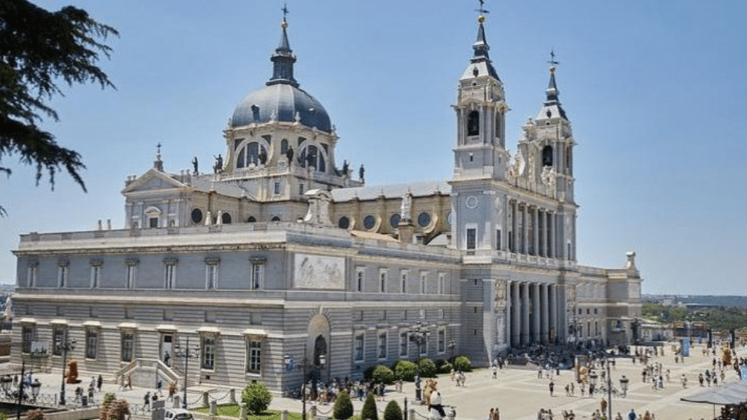 A por el sacramento de la confesión en la catedral de La Almudena