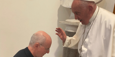 El Papa bendice a James Martin