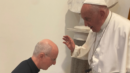El Papa bendice a James Martin
