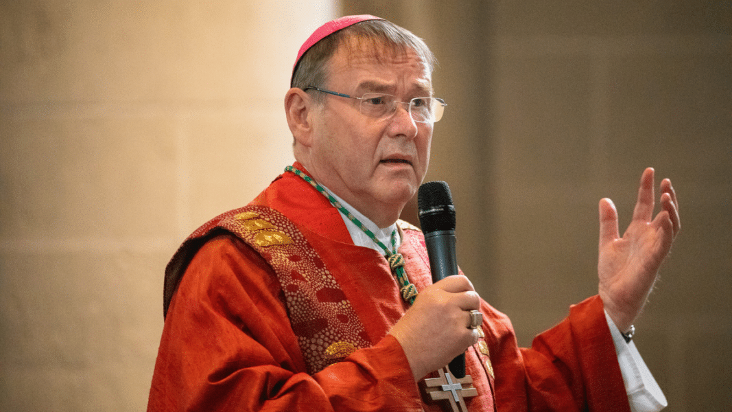 Obispo Schepers: «La Iglesia es claramente responsable de la criminalización de la homosexualidad»