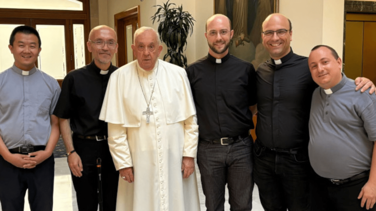 Francisco con un grupo de curas de la diócesis de Getafe