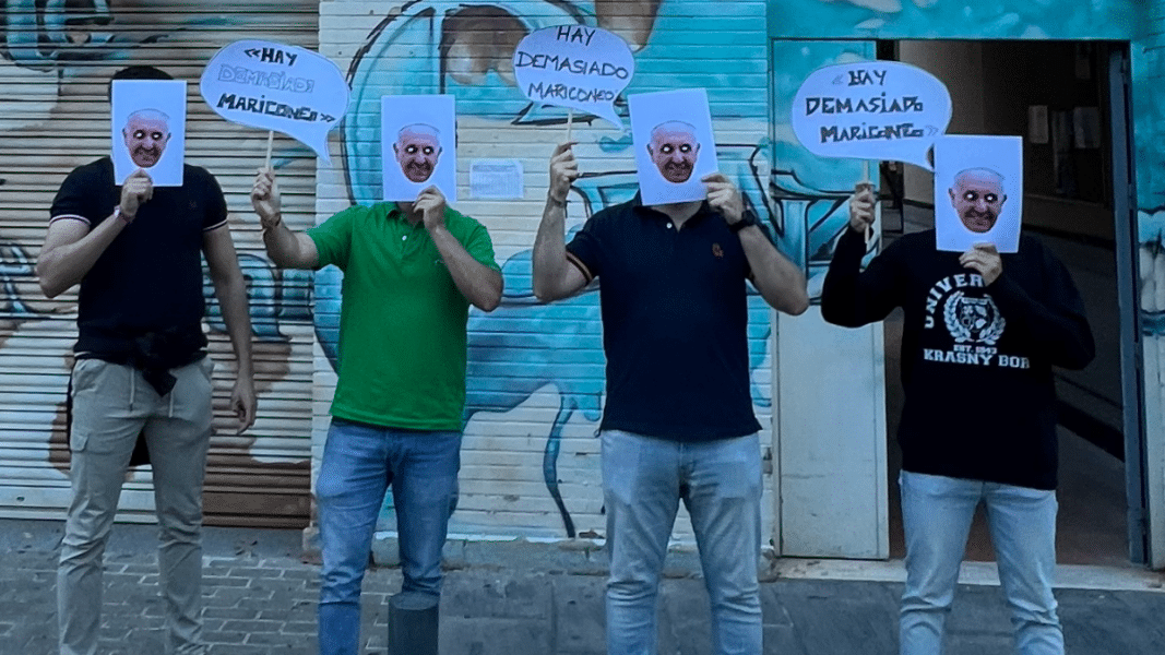 Grupo de jóvenes protestan a las puertas de la parroquia de Sevilla que acogió la charla pro LGTB