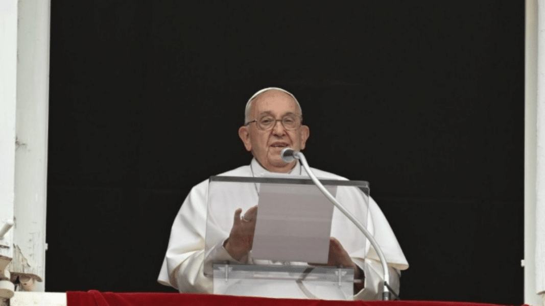 Francisco recuerda en el Ángelus a Manuel Blanco, su confesor fallecido con 85 años