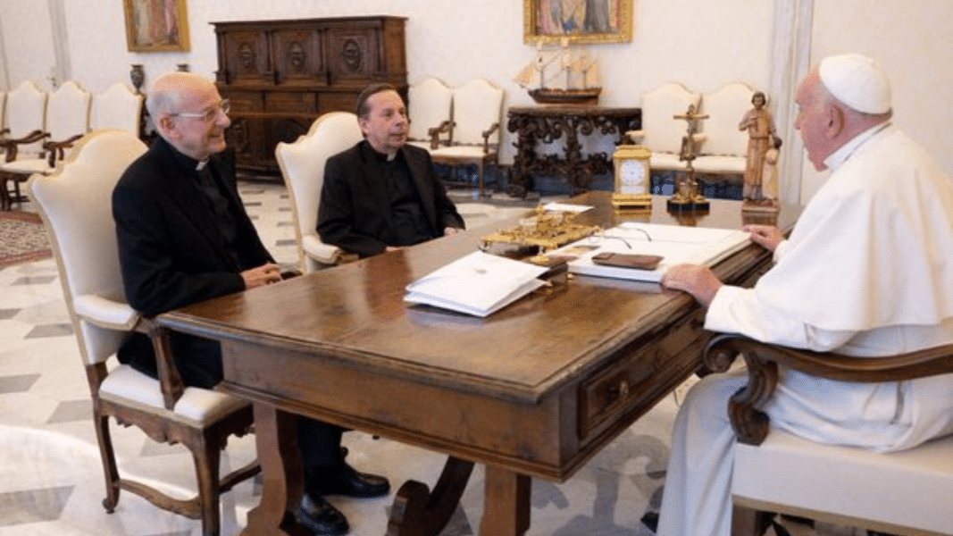 El Papa recibe al prelado del Opus Dei en medio de los trabajos de reforma de los Estatutos
