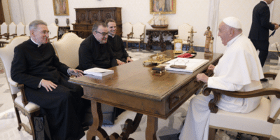 Monseñor Gilles Wach con el Papa Francisco