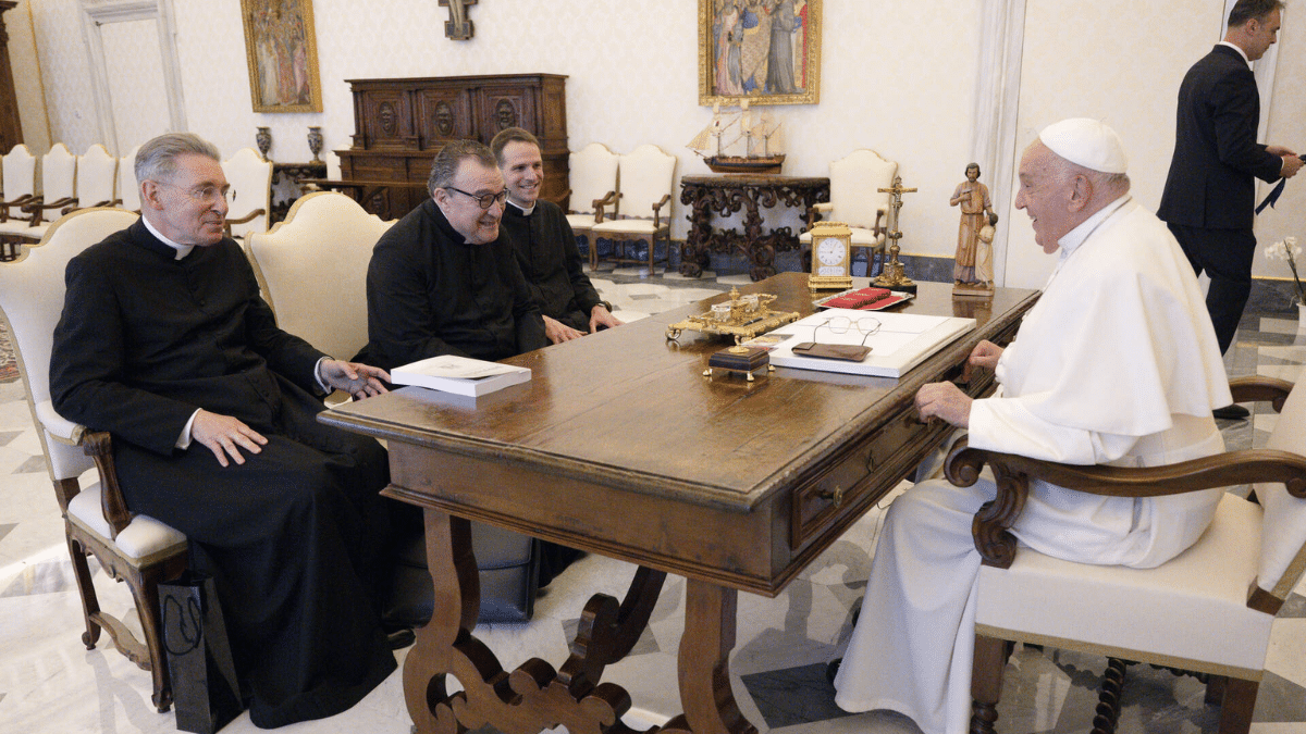 Monseñor Gilles Wach con el Papa Francisco