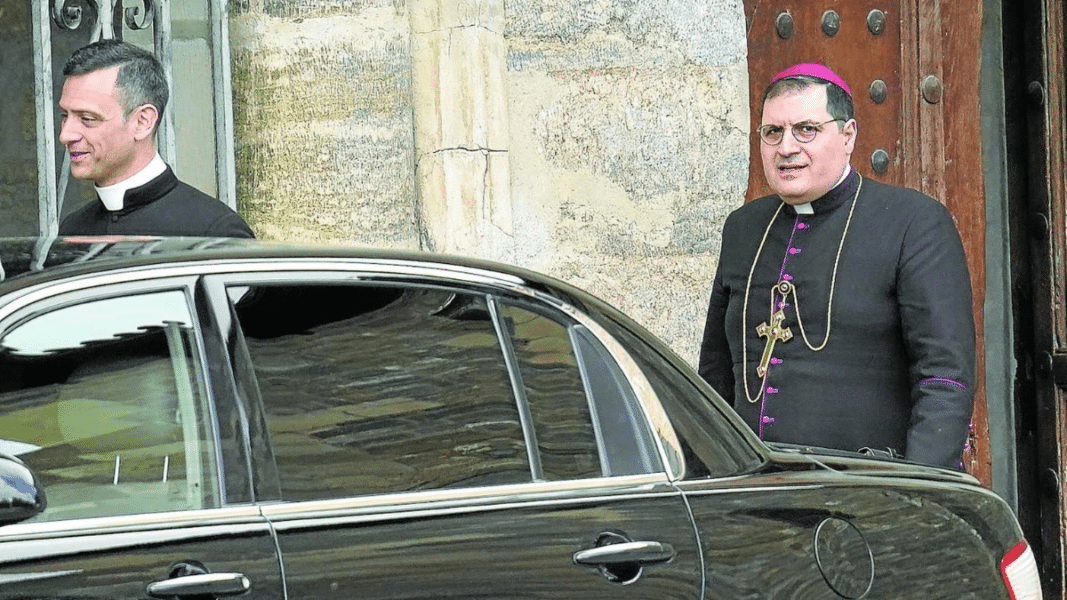Las ex monjas clarisas de Belorado expulsan del Monasterio al falso obispo Pablo Rojas y al ‘cura’ coctelero