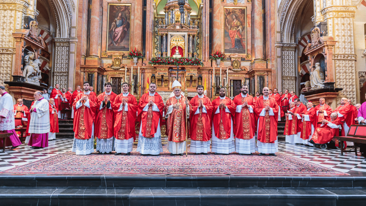Mons. Demetrio Fernández con los nuevos sacerdotes