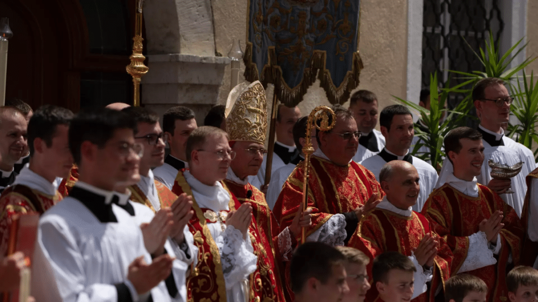La Fraternidad san Pío X ordena dos nuevos sacerdotes a pesar de la prohibición del obispo de Ratisbona