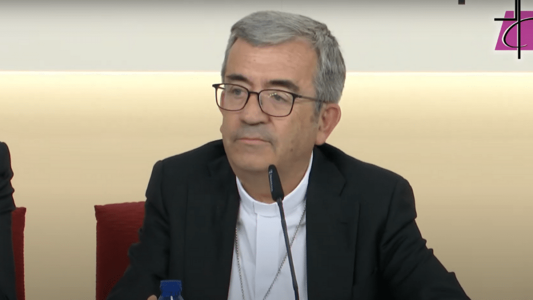 Monseñor Luis Argüello en una rueda de prensa sentado frente a un micrófono