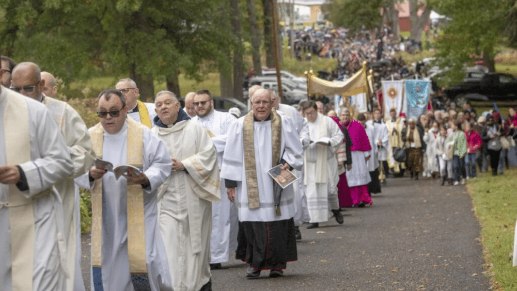 Niegan a asociación herética de sacerdotes participar en el Congreso Eucarístico de EE UU