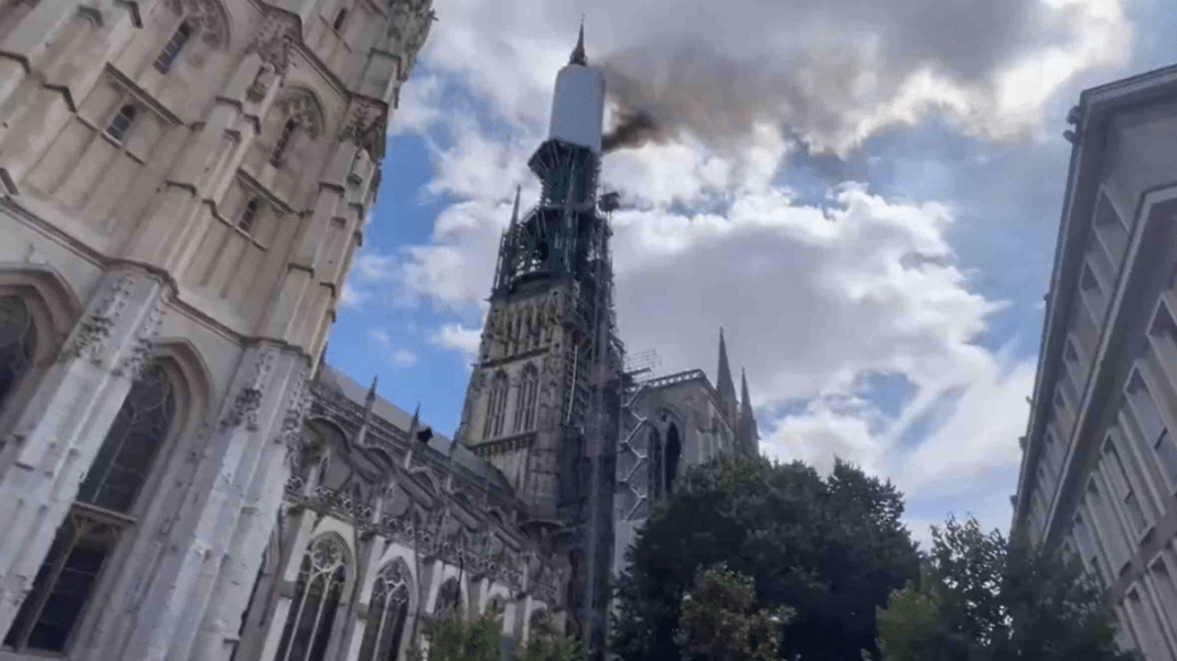 Incendio en la catedral Notre-Dame de Rouen