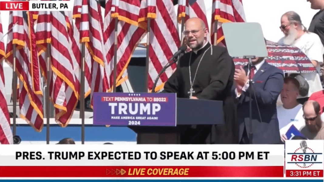 Sacerdote Trump mitin