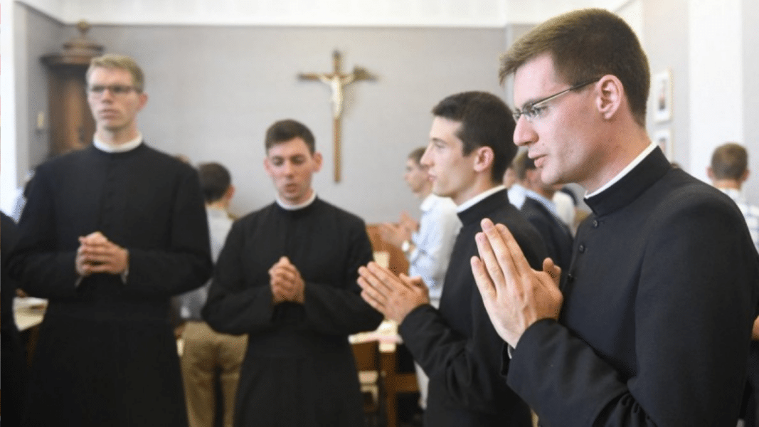 Papa que ama y agradece a los sacerdotes