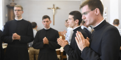 Papa que ama y agradece a los sacerdotes