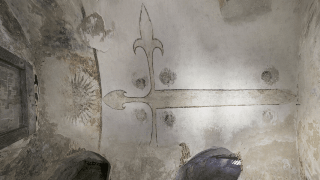 Descubren una imponente cruz de Santiago en la cripta de la Catedral de Segovia