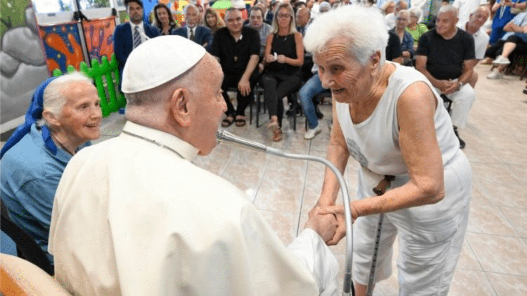 El Papa visita a la monja proLGTB que suele llevar transexuales al Vaticano