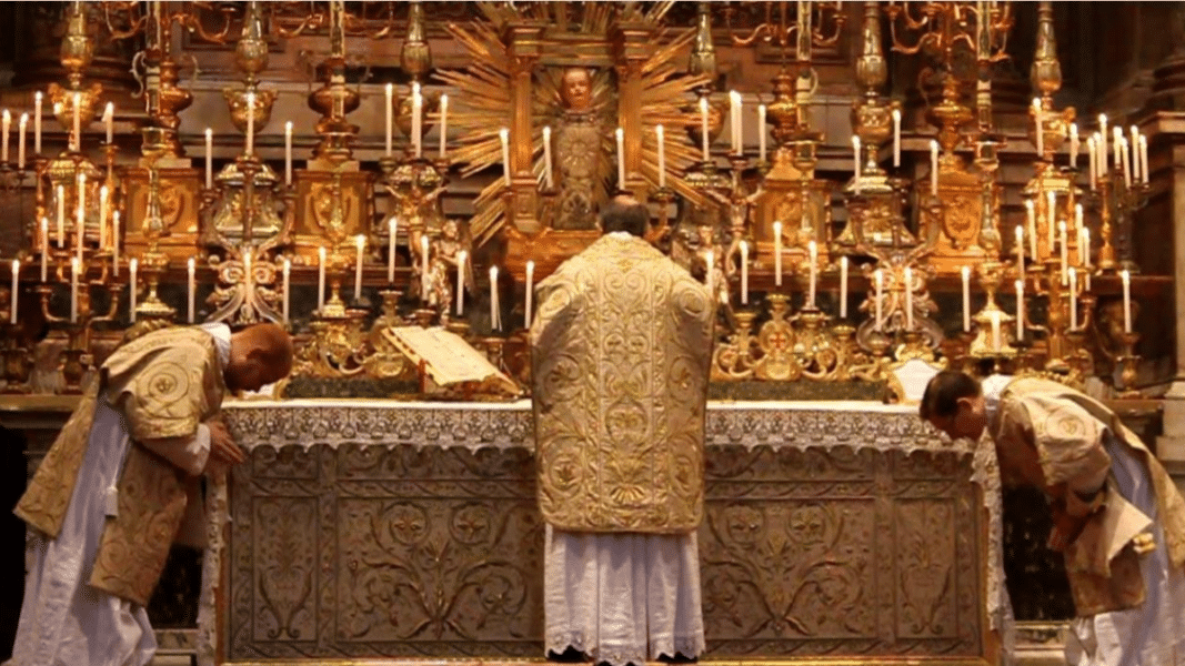 Sacerdotes celebrando la Misa tradicional en un altar ornamentado con candelabros y relicarios