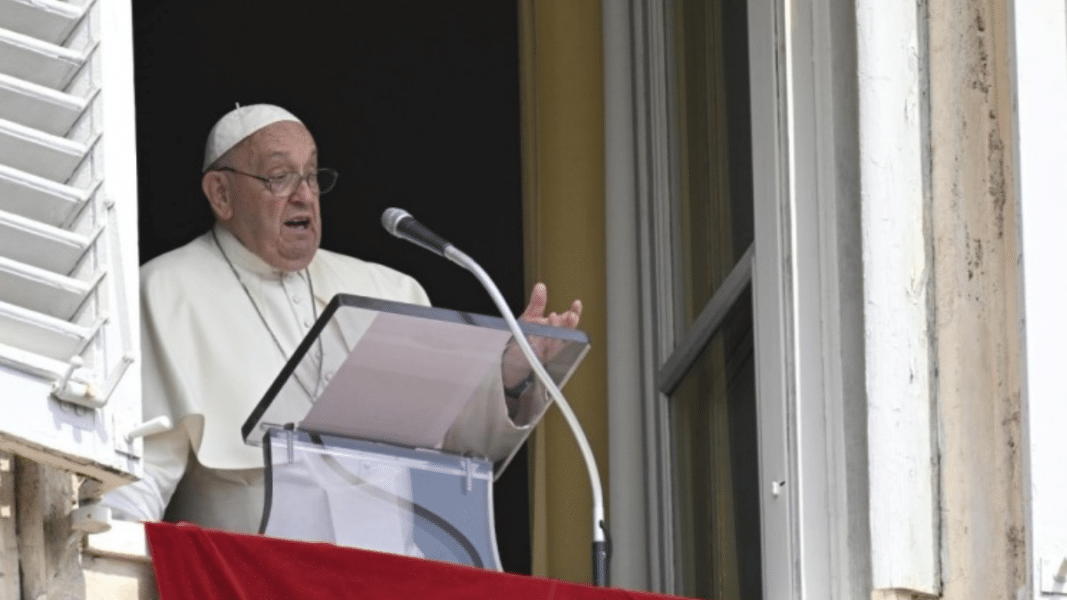El Papa critica la «doble vida» de quienes van a Misa y al salir de la iglesia hablan «sin misericordia sobre todo y todos»
