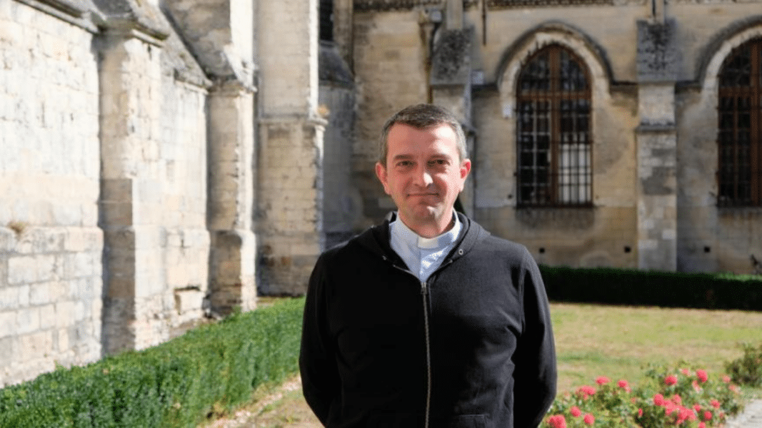 El sacerdote de la iglesia quemada en Francia logró salvar el Santísimo de las llamas