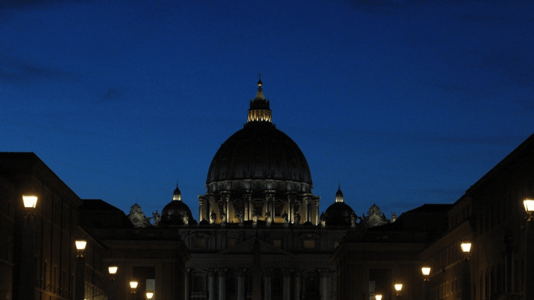 Vaticano oscuro de noche