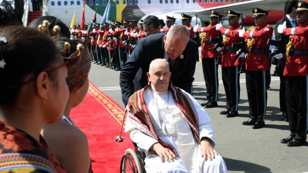 El Papa Francisco llega a Timor Oriental en su tercera escala del viaje apostólico a Asia