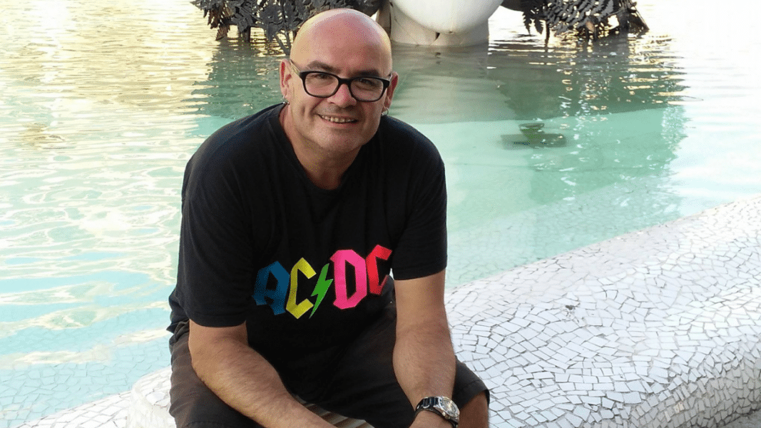 El sacerdote Vicente Esplugues confiesa que de no haber sido cura hubiera sido portero de discoteca «para repartir hostias de las otras»