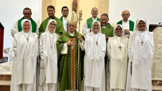 Las Siervas del Hogar de la Madre con el obispo de Huelva