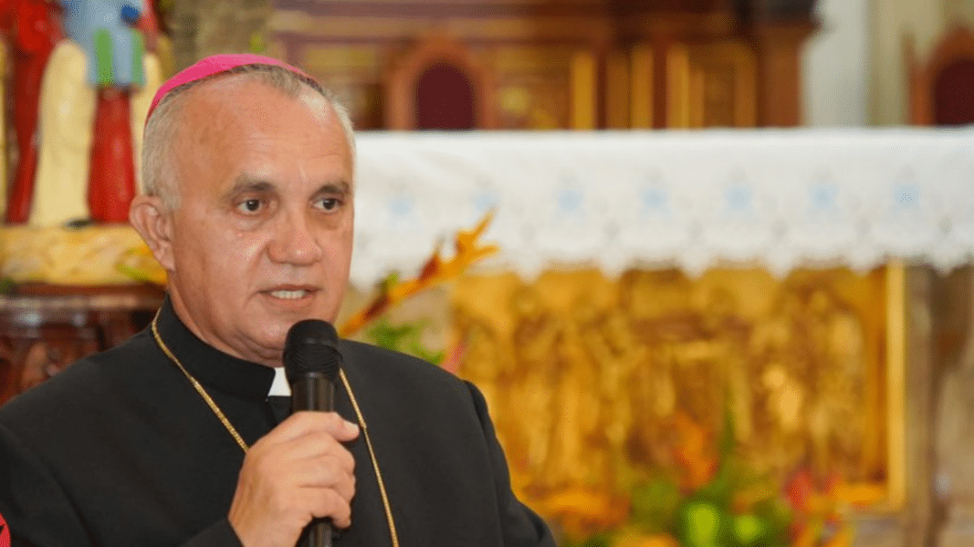 Un obispo de Puerto Rico se burla del cardenal Burke